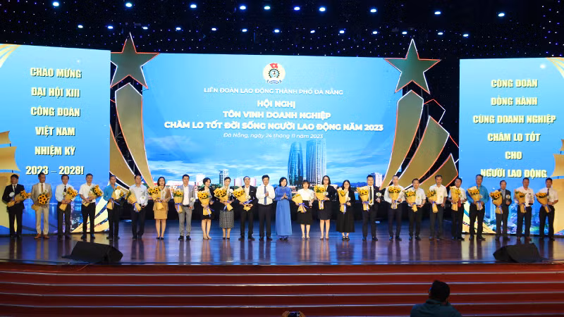 Tôn vinh các doanh nghiệp.