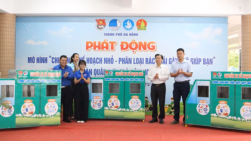 Trao tặng 12 xe Kế hoạch nhỏ cho các trường. Trao tặng 12 xe Kế hoạch nhỏ cho các trường.