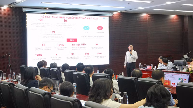 Ông Phạm Hồng Quất trình bày về thực trạng và định hướng phát triển hệ thống tổ chức hỗ trợ khởi nghiệp.