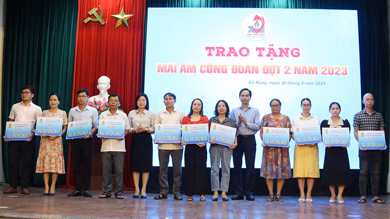 Trao tặng nhà “Mái ấm Công đoàn” cho các đoàn viên có hoàn cảnh khó khăn.