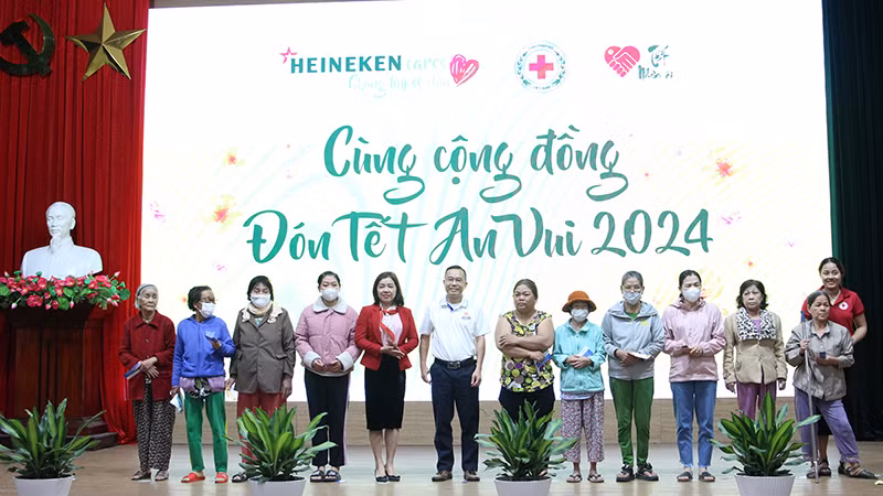 Tặng phiếu mua hàng cho đại diện hộ dân. Tặng phiếu mua hàng cho đại diện hộ dân.