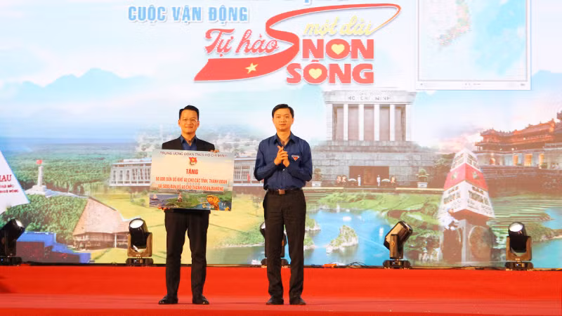 Tặng 5.000 bản đồ A0 cho Thành đoàn Đà Nẵng.