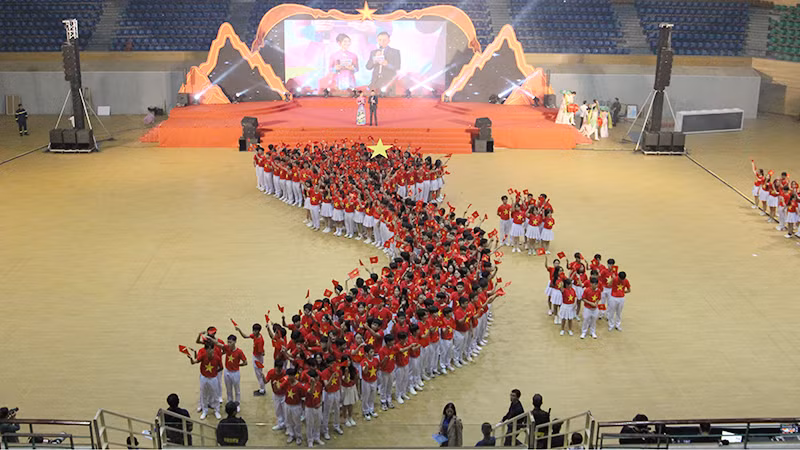 1.300 đoàn viên, thanh niên, học sinh xếp hình Bản đồ Việt Nam.