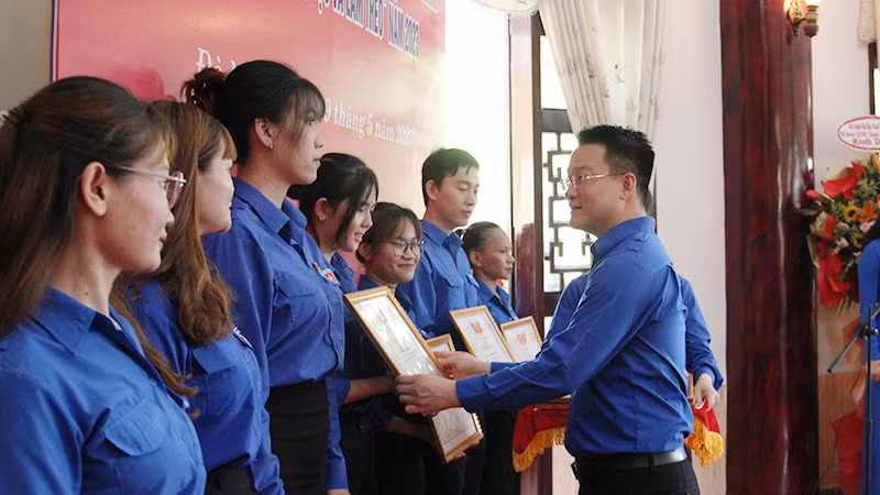 Khen thưởng các chi đoàn tiên tiến làm theo lời Bác.
