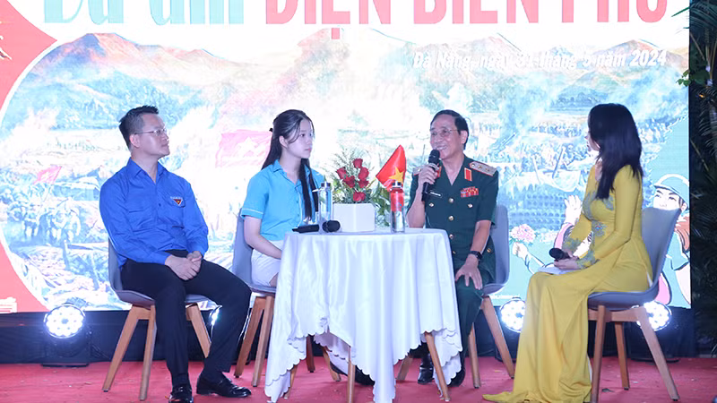 Tọa đàm giao lưu giữa công chúng với diễn giả. Tọa đàm giao lưu giữa công chúng với diễn giả.