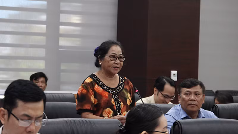 Cử tri nêu ý kiến về việc thực hiện Luật Cư trú khi Sổ hộ khẩu không còn hiệu lực. Cử tri nêu ý kiến về việc thực hiện Luật Cư trú khi Sổ hộ khẩu không còn hiệu lực.