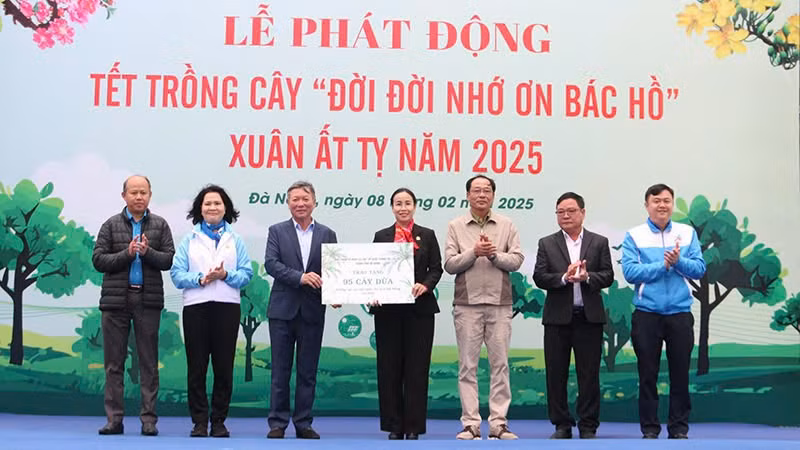 Các đơn vị trao tặng cây dừa lớn.