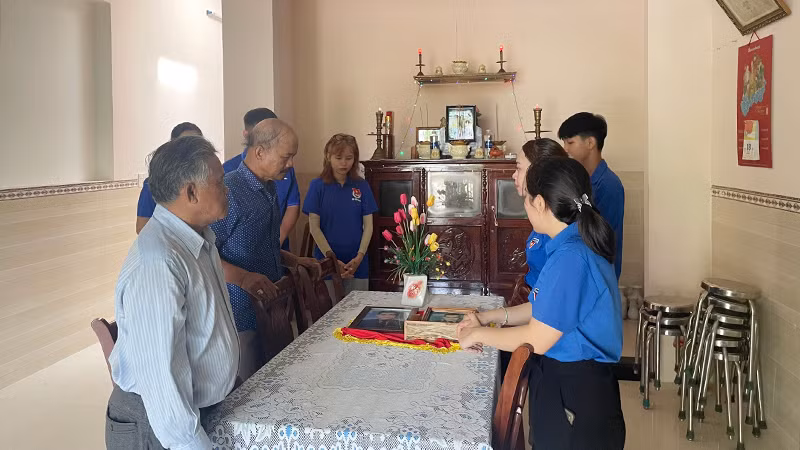 Những bức ảnh mới được đóng khung trang trọng mang đến các gia đình. Những bức ảnh mới được đóng khung trang trọng mang đến các gia đình.