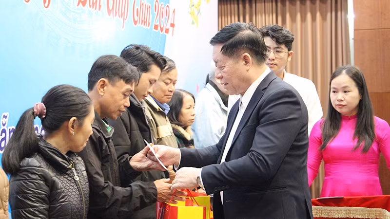 Tặng quà cho các hộ nghèo trên địa bàn thành phố. Tặng quà cho các hộ nghèo trên địa bàn thành phố.