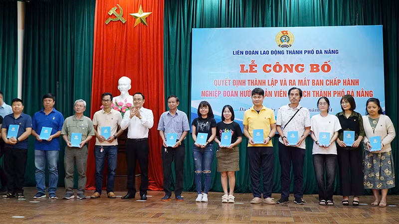 Tặng quà cho các đoàn viên, lao động.