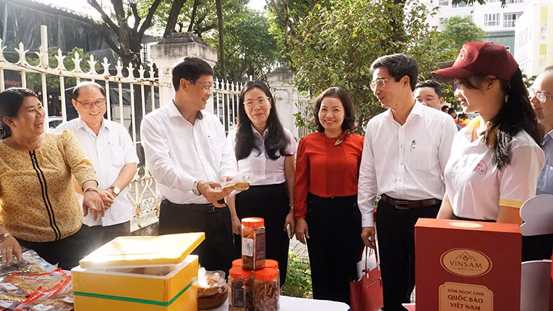 Đại biểu tham quan các sản phẩm do các đơn vị, doanh nghiệp Đà Nẵng sản xuất.