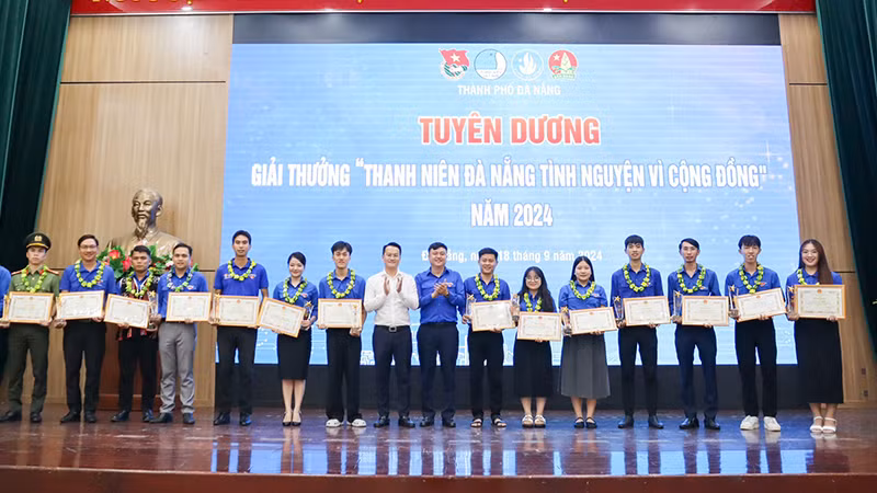 Trao Giải thưởng “Thanh niên Đà Nẵng tình nguyện vì cộng đồng”. Trao Giải thưởng “Thanh niên Đà Nẵng tình nguyện vì cộng đồng”.