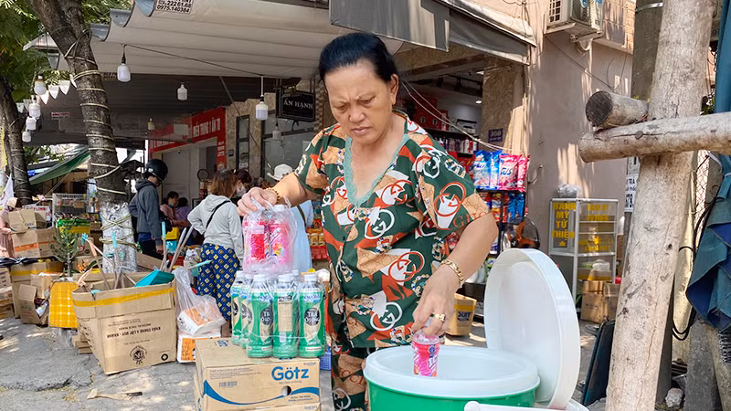 Chuẩn bị sẵn nước mát. Chuẩn bị sẵn nước mát.