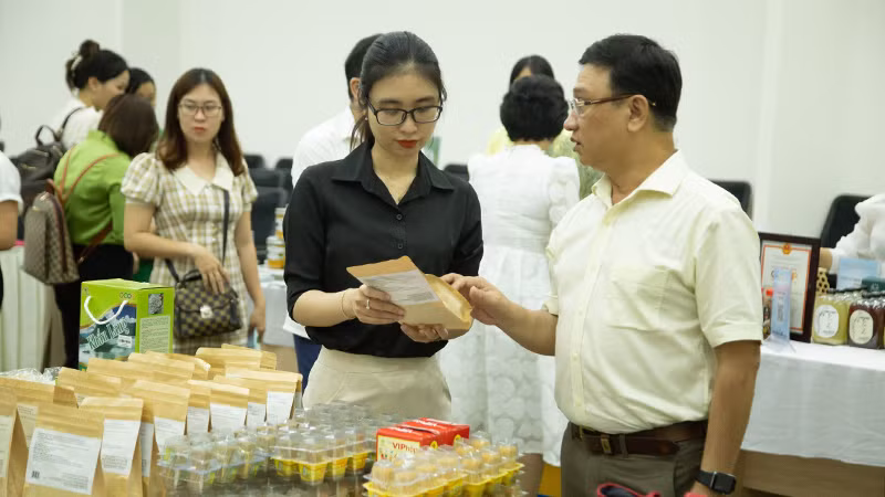 Trưng bày, giới thiệu, kết nối tiêu thụ sản phẩm tiêu biểu của hai địa phương.