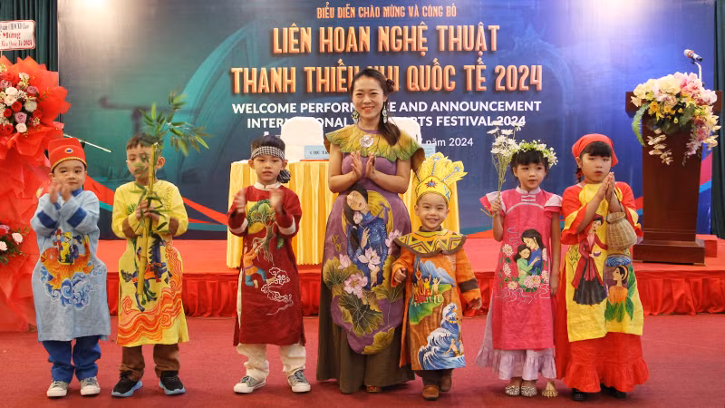 Các em nhỏ trình diễn áo dài.