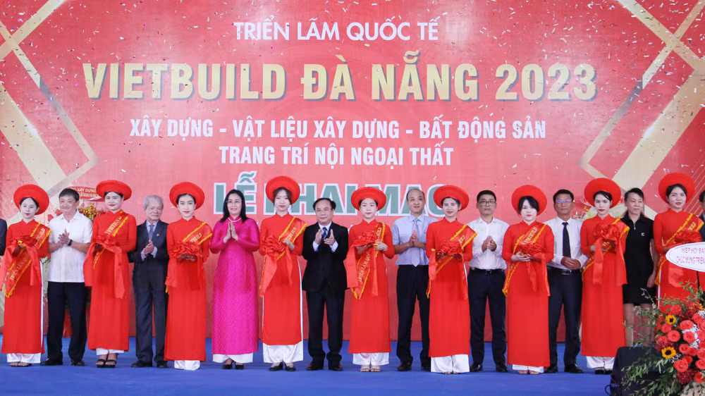 Các đại biểu cắt băng khai mạc triển lãm. Các đại biểu cắt băng khai mạc triển lãm.