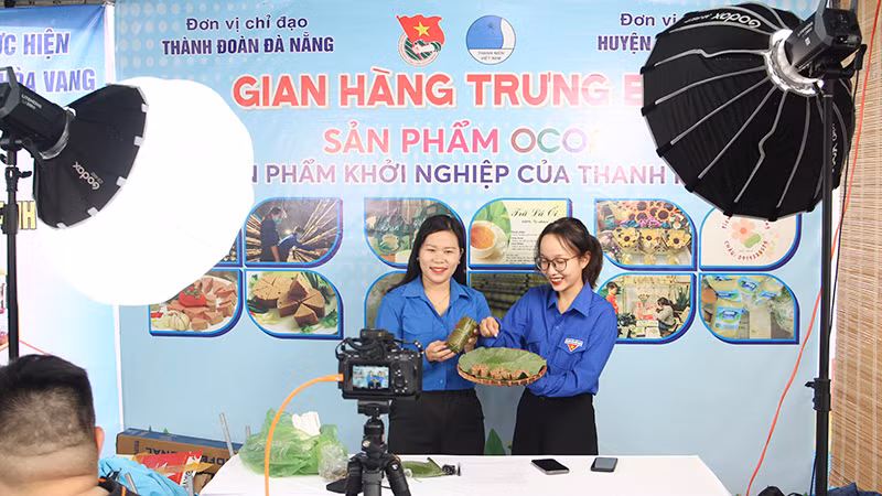 Các Streamer tay ngang áo xanh bán sản phẩm OCOP địa phương.