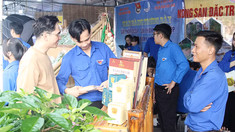 Gian hàng sản phẩm thanh niên thu hút nhiều người tham quan.