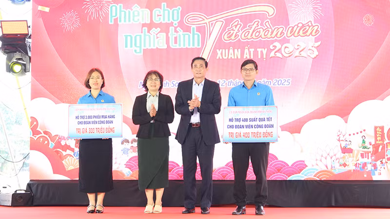 Trao tặng các suất quà Tết cho người lao động, hộ nghèo quận Ngũ Hành Sơn.