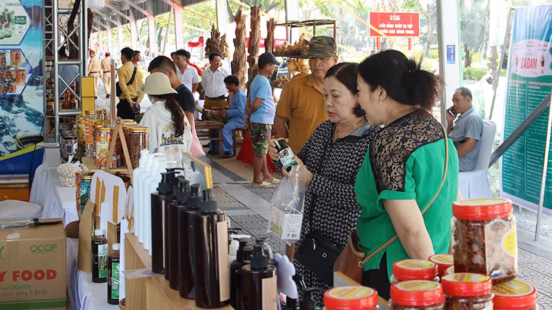 Người dân tìm hiểu, mua sắm sản phẩm tiêu biểu của các địa phương. Người dân tìm hiểu, mua sắm sản phẩm tiêu biểu của các địa phương.