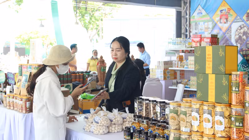Khách hàng đến giao dịch, mua sắm không tiền mặt tại khu trưng bày, giới thiệu sản phẩm.