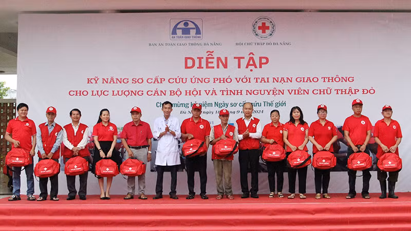 Trao tặng các túi sơ cấp cứu cho 25 điểm sơ cấp cứu Trao tặng các túi sơ cấp cứu cho 25 điểm sơ cấp cứu