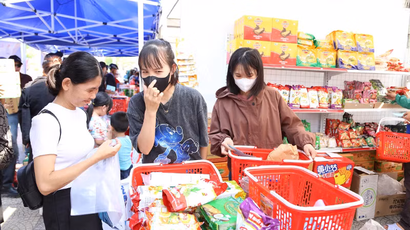 Người lao động mua hàng tại phiên chợ giảm giá Người lao động mua hàng tại phiên chợ giảm giá
