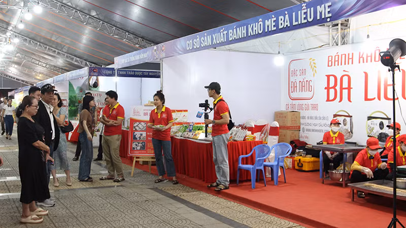 Đơn vị thực hiện trình diễn sản xuất tại chỗ kèm dùng thử sản phẩm thu hút khách đến trải nghiệm. Đơn vị thực hiện trình diễn sản xuất tại chỗ kèm dùng thử sản phẩm thu hút khách đến trải nghiệm.