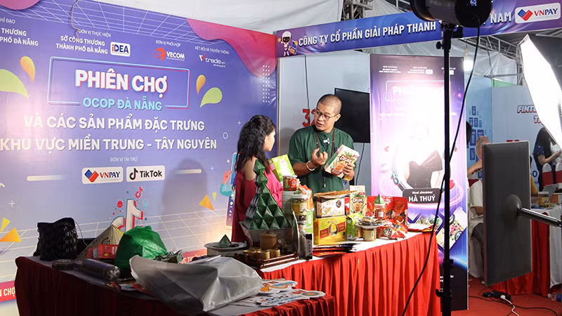 Thực hiện livestream bán hàng sản phẩm tại phiên chợ
