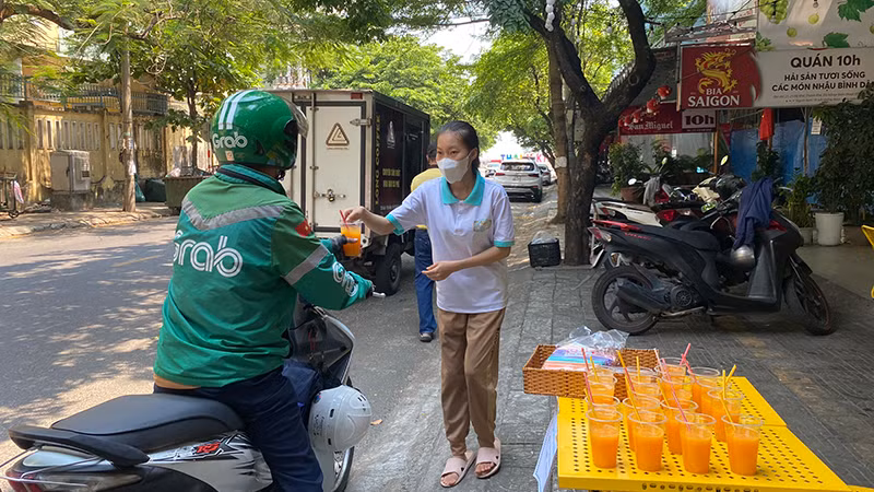Nhận nước cam miễn phí. Nhận nước cam miễn phí.