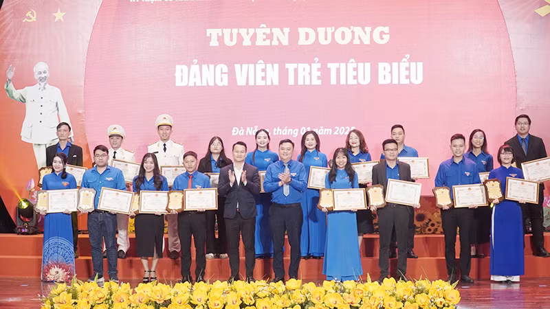 Tuyên dương các đảng viên trẻ tiêu biểu.