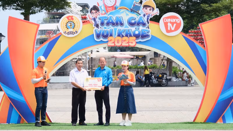 Trao tặng kinh phí sửa nhà cho đoàn viên khó khăn.