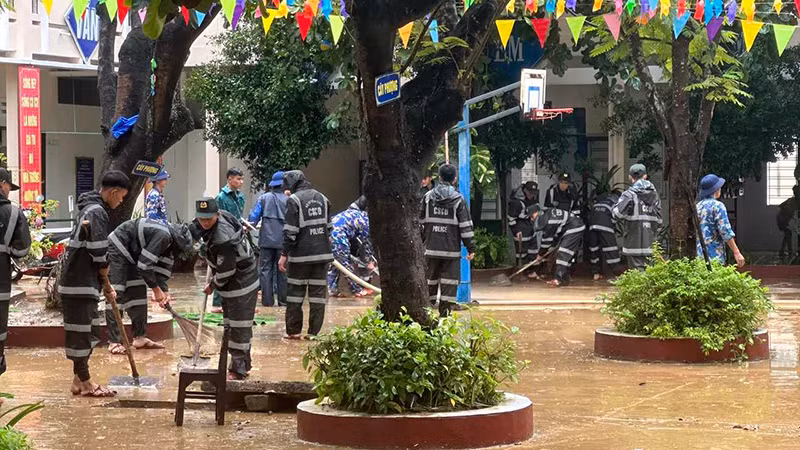 Các lực lượng hỗ trợ trường học dọn vệ sinh.