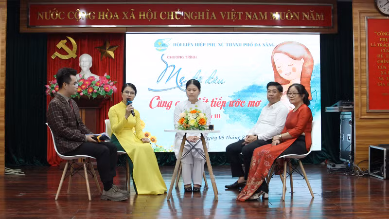 Đại diện các mẹ, con và đơn vị giao lưu, chia sẻ về mô hình.