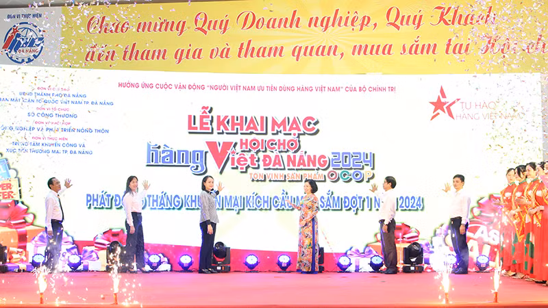 Đại biểu khai mạc Hội chợ hàng Việt. Đại biểu khai mạc Hội chợ hàng Việt.