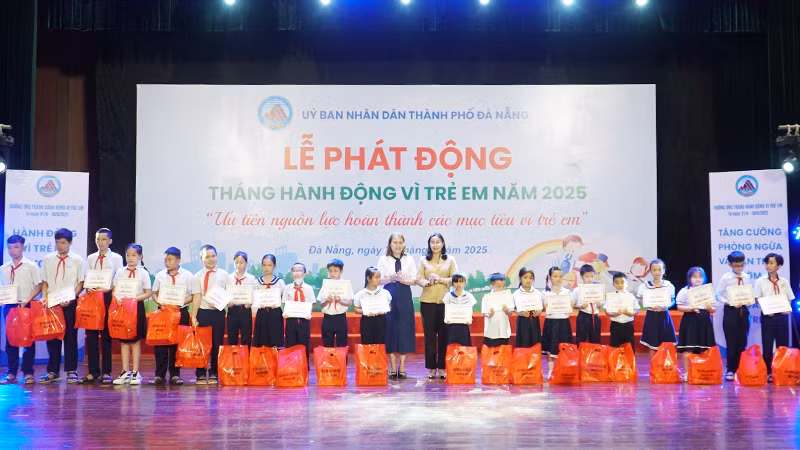 Trao tặng học bổng cho thiếu nhi có hoàn cảnh khó khăn vượt khó.