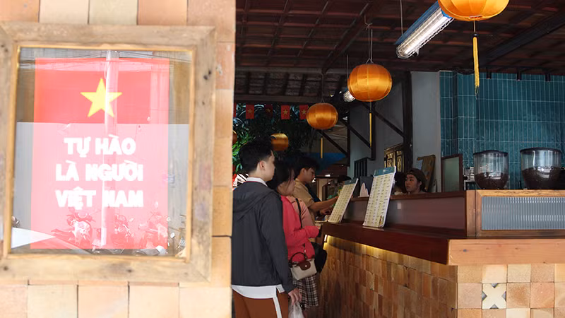Quán cà-phê trang trí từ không gian bên ngoài.