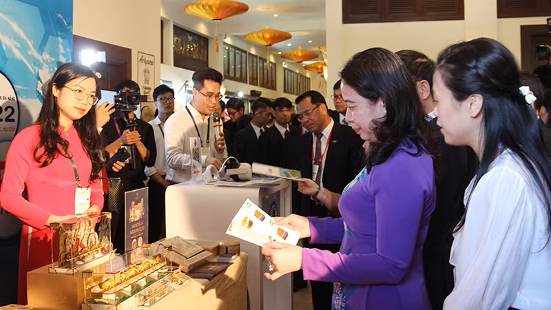 Phó Chủ tịch nước Võ Thị Ánh Xuân thăm gian hàng Đà Nẵng.