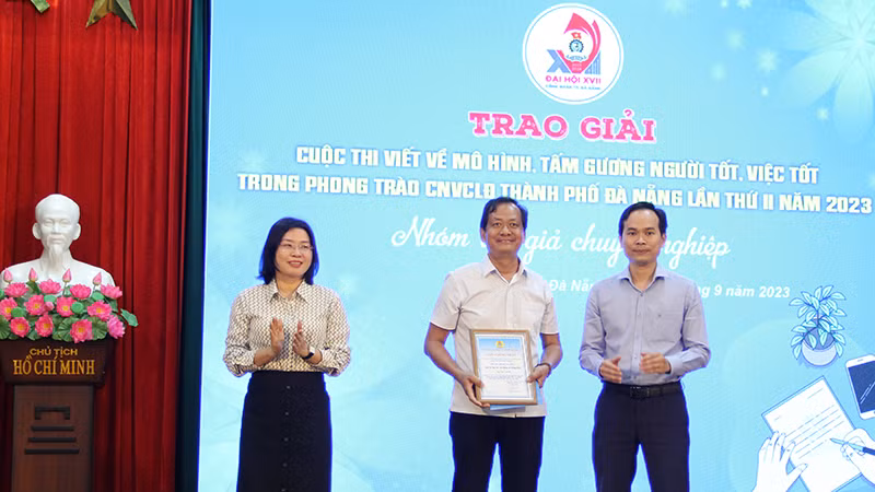 Trao giải Nhất cho tác giả Đặng Văn Nam.