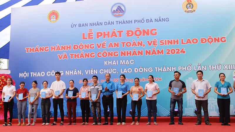 Tặng quà hỗ trợ cho đoàn viên, người lao động bị tai nạn lao động, bệnh nghề nghiệp. Tặng quà hỗ trợ cho đoàn viên, người lao động bị tai nạn lao động, bệnh nghề nghiệp.