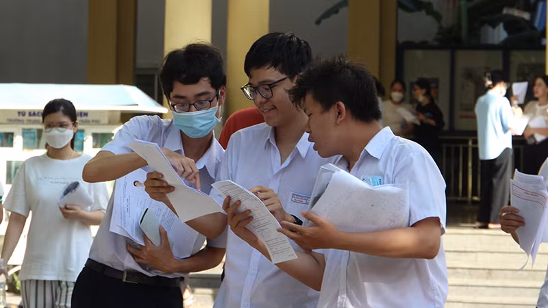 Các thí sinh trao đổi kết quả sau môn thi toán. Các thí sinh trao đổi kết quả sau môn thi toán.
