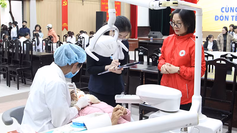 Người dân được khám bệnh miễn phí.