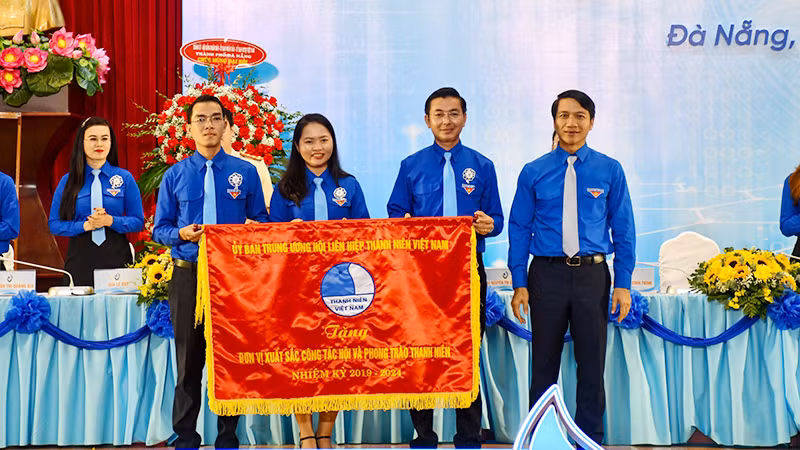 Tặng Cờ thi đua đơn vị Xuất sắc trong công tác Hội và phong trào thanh niên nhiệm kỳ 2019-2024 Tặng Cờ thi đua đơn vị Xuất sắc trong công tác Hội và phong trào thanh niên nhiệm kỳ 2019-2024