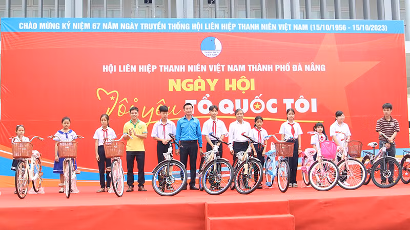 Trao tặng xe đạp cho các em học sinh.