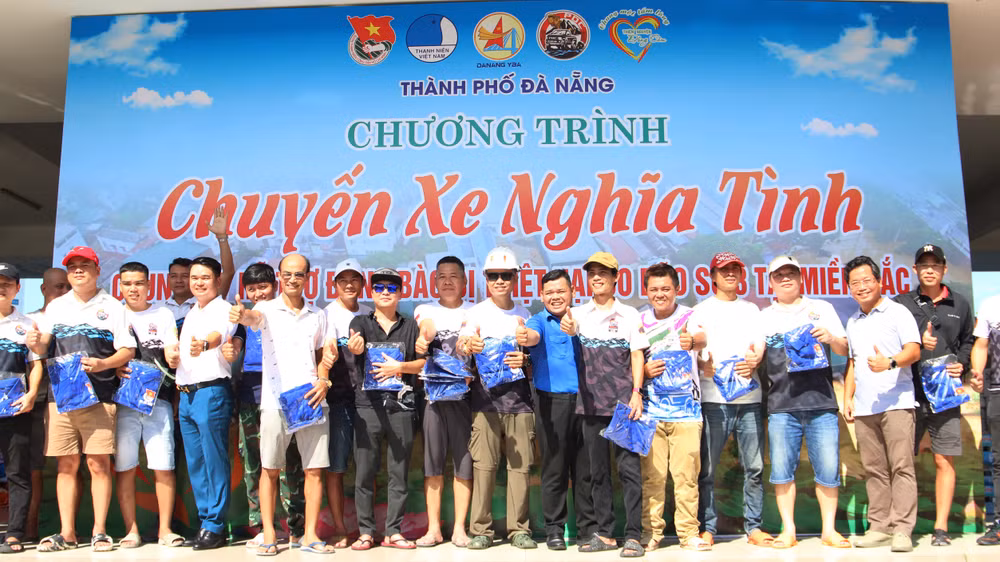 Phó Bí thư Thành Đoàn Đà Nẵng Lê Công Hùng cho biết: Thay mặt Ban tổ chức cảm ơn những tấm lòng quý báu của mọi người đã tin tưởng ủng hộ hàng hóa, gửi đến chúng tôi để mang ra phía bắc. Chương trình sẽ cố gắng mang đến kịp thời bà con nhân dân tiếp nhận được nguồn lực này. Đồng thời, mong lực lượng hôm nay đi an toàn, giữ vững tay lái, thượng lộ bình an. Phó Bí thư Thành Đoàn Đà Nẵng Lê Công Hùng cho biết: Thay mặt Ban tổ chức cảm ơn những tấm lòng quý báu của mọi người đã tin tưởng ủng hộ hàng hóa, gửi đến chúng tôi để mang ra phía bắc. Chương trình sẽ cố gắng mang đến kịp thời bà con nhân dân tiếp nhận được nguồn lực này. Đồng thời, mong lực lượng hôm nay đi an toàn, giữ vững tay lái, thượng lộ bình an.
