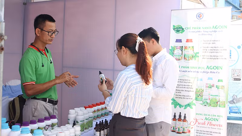 Đại biểu tìm hiểu các sản phẩm của đơn vị khởi nghiệp.