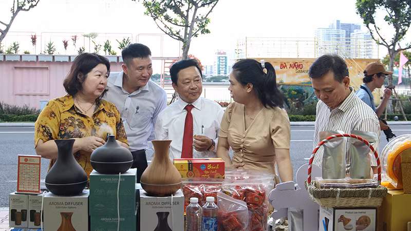 Đại biểu tham quan, tìm hiểu sản phẩm hợp tác xã.
