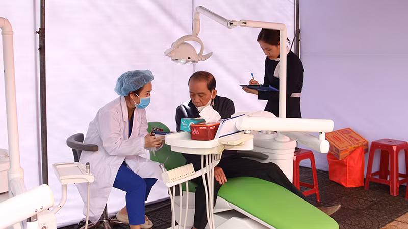 Người dân khám, nghe tư vấn các bệnh về mắt và nha khoa.