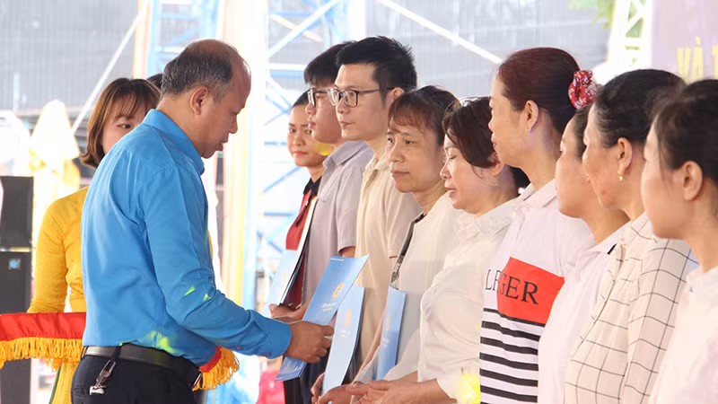 Tặng quà hỗ trợ cho đoàn viên, người lao động bị tai nạn lao động, bệnh nghề nghiệp.
