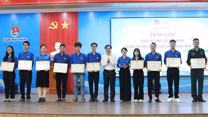 Khen thưởng các cá nhân đạt giải tại Cuộc thi sáng tác clip tuyên truyền an toàn giao thông. Khen thưởng các cá nhân đạt giải tại Cuộc thi sáng tác clip tuyên truyền an toàn giao thông.